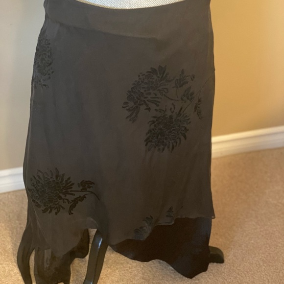 Elegant Asymmetric - Hem silky flowing skirt. - Picture 4 of 4